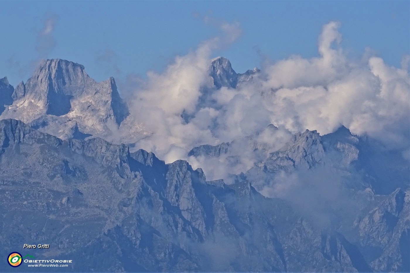 22 Sole sul Piizzo Badile, tumulto di nuvole sul Cengalo.JPG